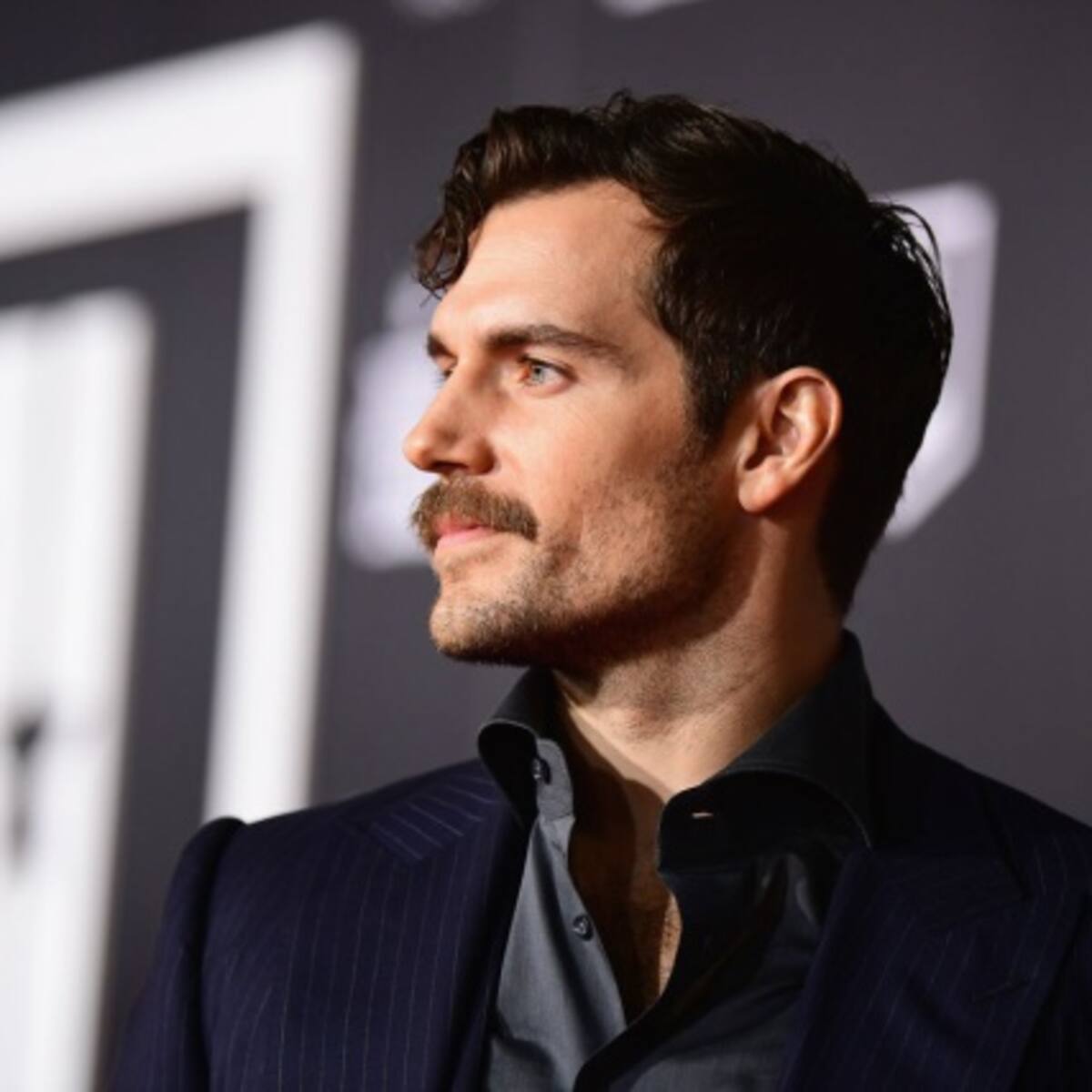 Henry Cavill continua la novela con Warner gracias a extraño video