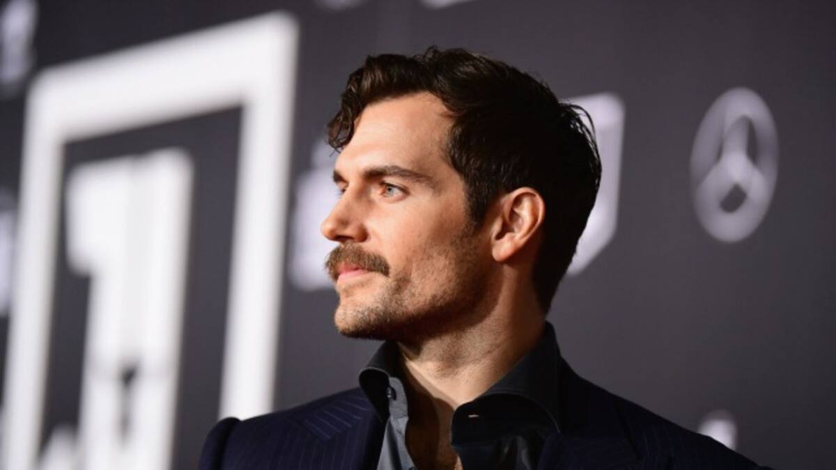 Henry Cavill continua la novela con Warner gracias a extraño video