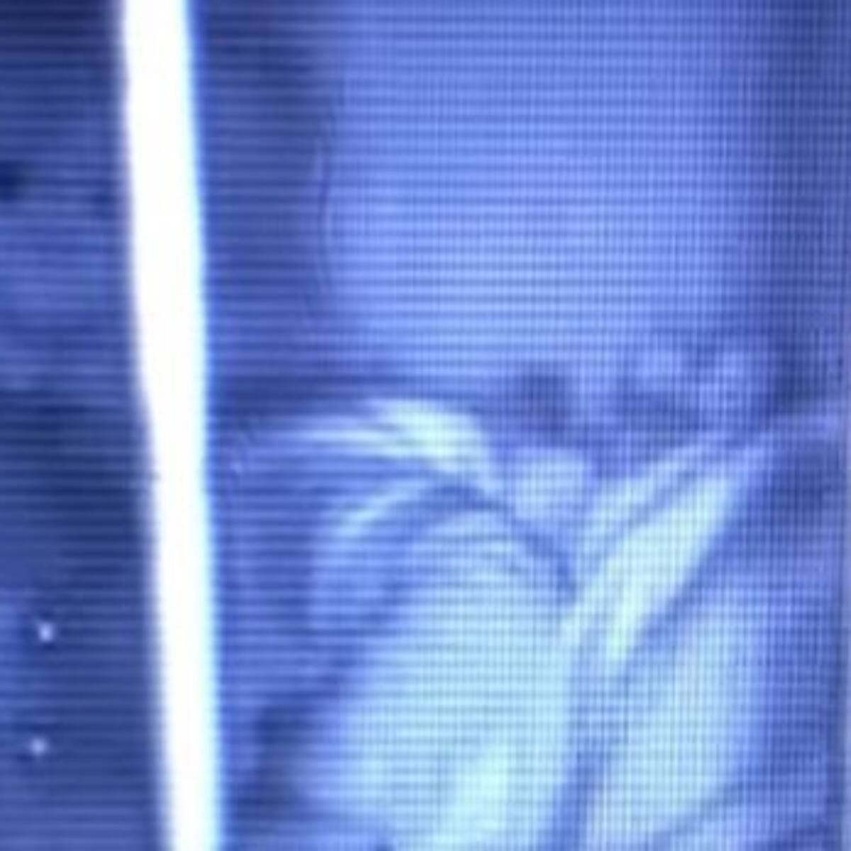 ¡Qué miedo! Un oso de peluche abraza a un bebé en su cuna