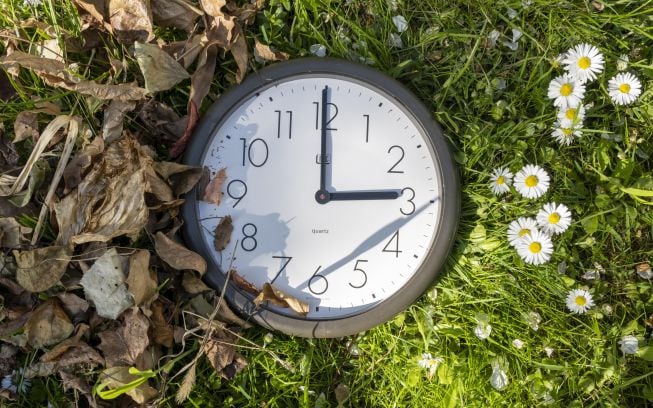 Un reloj mostrando el cambio de hora al verano.