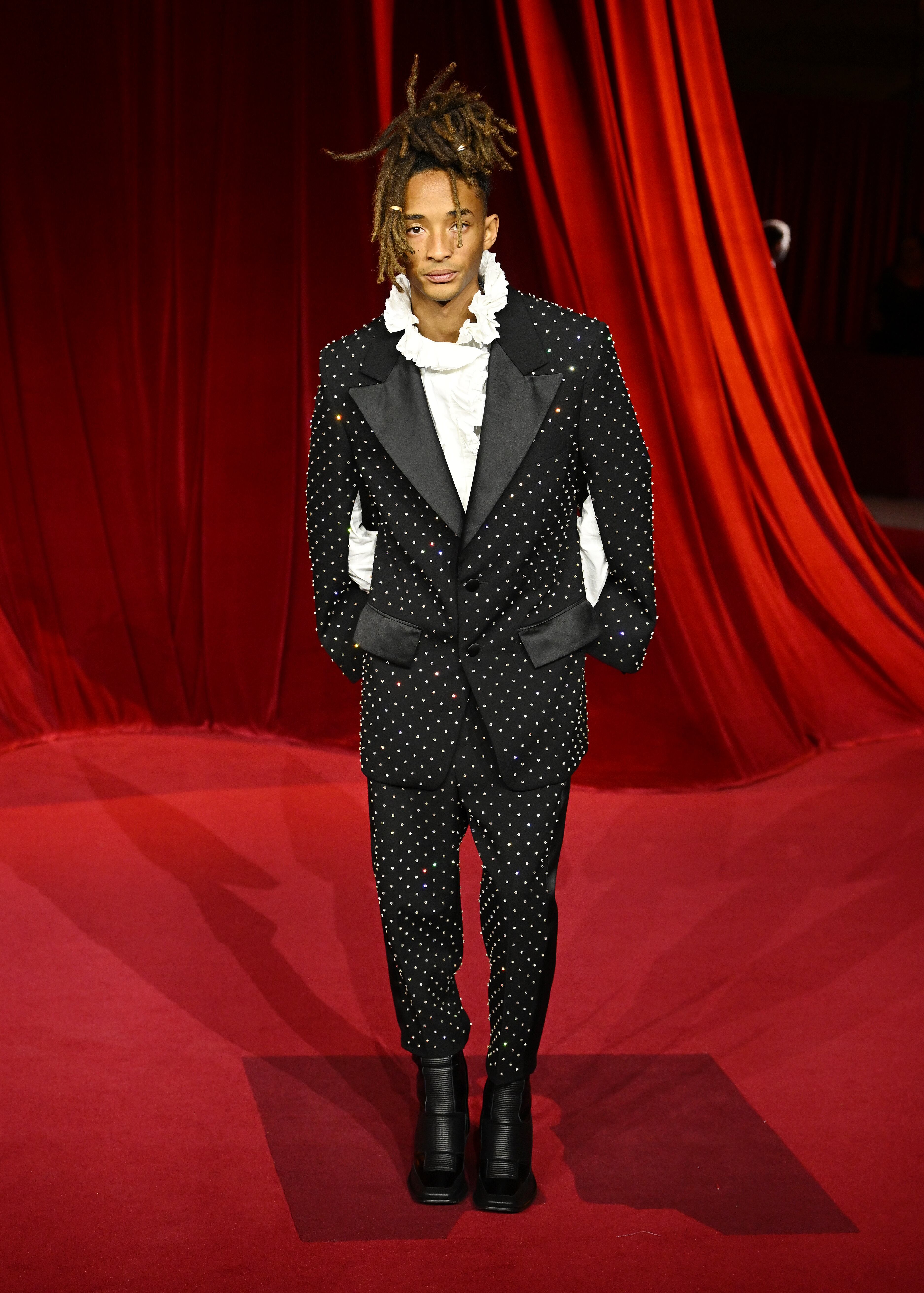 El hijo de Will Smith ha demostrado en más de una ocasión que no es de los invitados clásicos de las alfombras. Él también optó por los lunares y por un cuello de camisa poco habitual en el sector masculino.