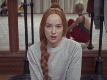 SUSPIRIA: ASÍ ES LA PELÍCULA QUE MANDÓ A DAKOTA JOHNSON A TERAPIA