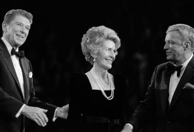 Ronald Reagan y su mujer, Nancy Reagan, junto a Frank Sinatra en 1981.
