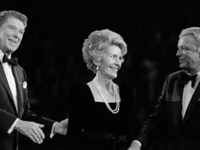 Ronald Reagan y su mujer, Nancy Reagan, junto a Frank Sinatra en 1981.