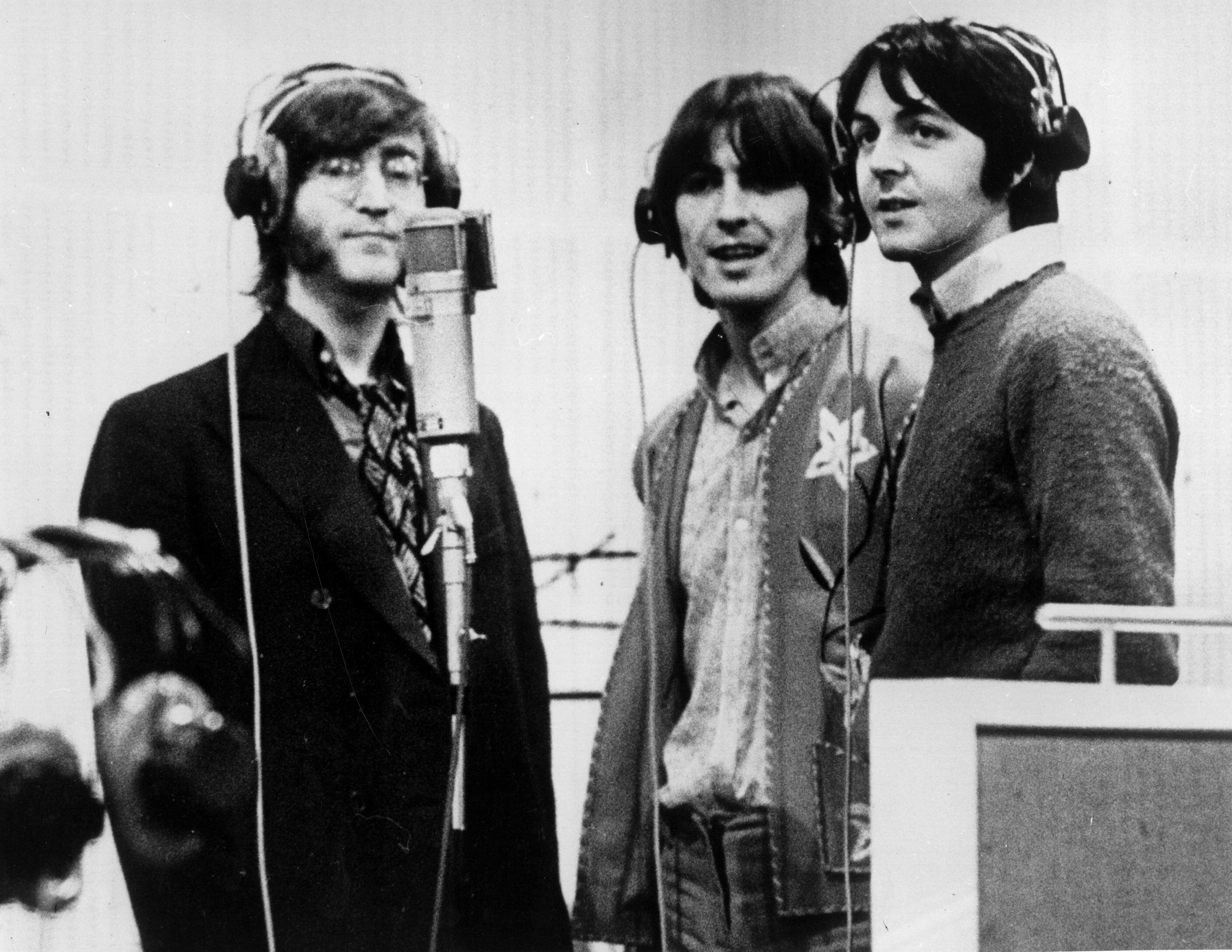 1968: Tres Beatles; de izquierda a derecha John Lennon (1940-1980), George Harrison (1943-2001) y Paul McCartney, graban sus voces en un estudio para su nueva película de animación «Yellow Submarine». (Foto de Keystone Features/Getty Images)