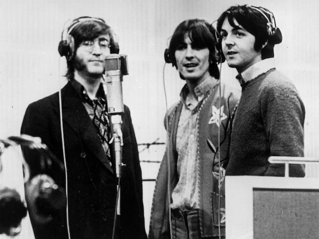 1968: Tres Beatles; de izquierda a derecha John Lennon (1940-1980), George Harrison (1943-2001) y Paul McCartney, graban sus voces en un estudio para su nueva película de animación «Yellow Submarine». (Foto de Keystone Features/Getty Images)
