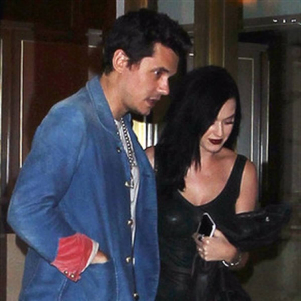 Katy Perry canta con su novio
