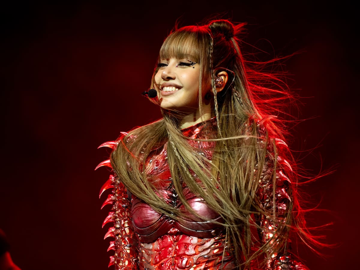 Crítica de 'Press Play' de LISA: el trono del K-pop está en juego y ella tiene un Ferrari