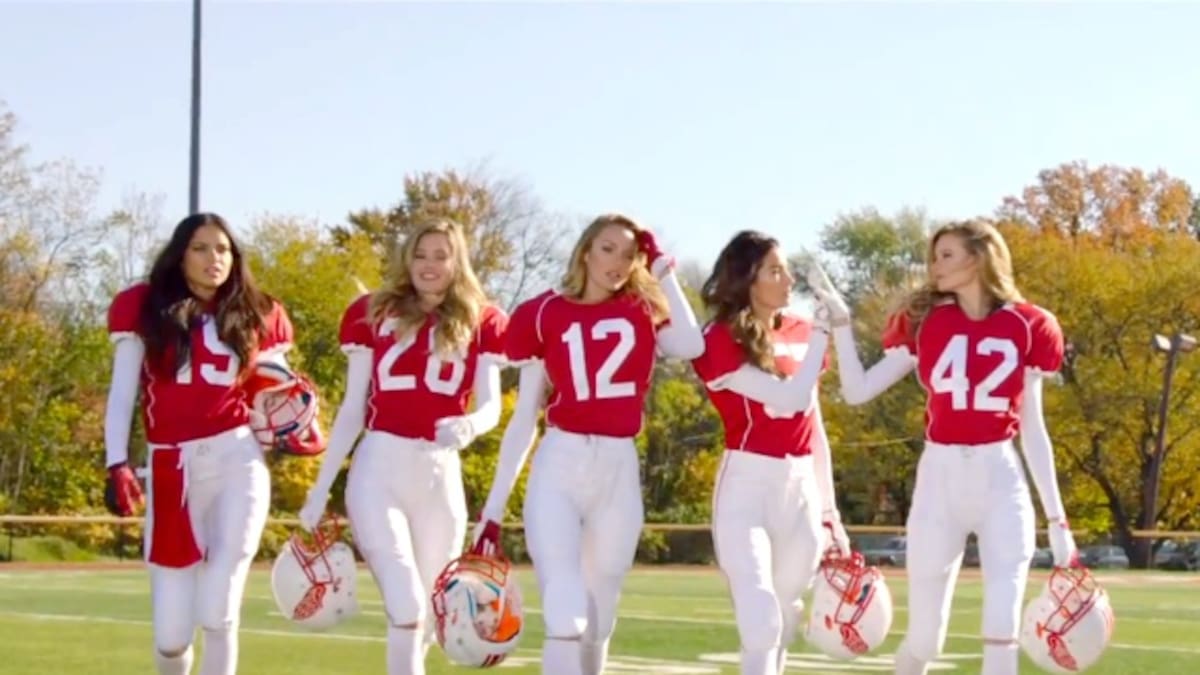 Los Ángeles de Victoria calientan antes de la Super Bowl