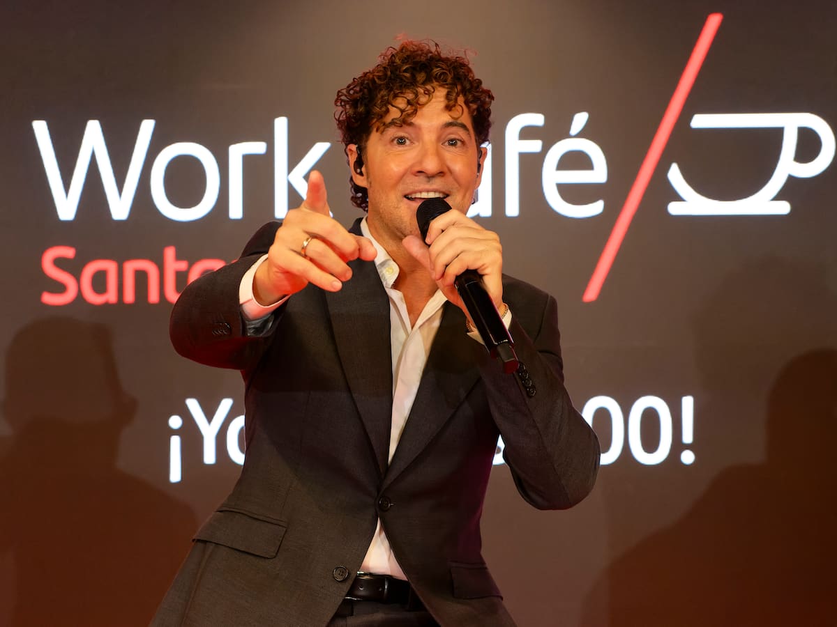 David Bisbal sorprende con un concierto acústico en una cafetería de Madrid