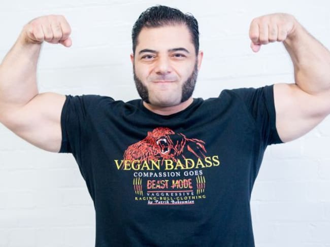 A Patrik Baboumian tampoco le hace falta comer productos de origen animal para estar así de fuerte.