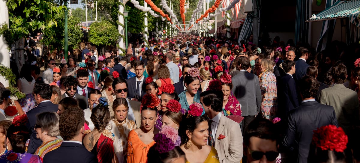Miles de personas en el recinto de 'El Real' de la Feria de Sevilla 2025.