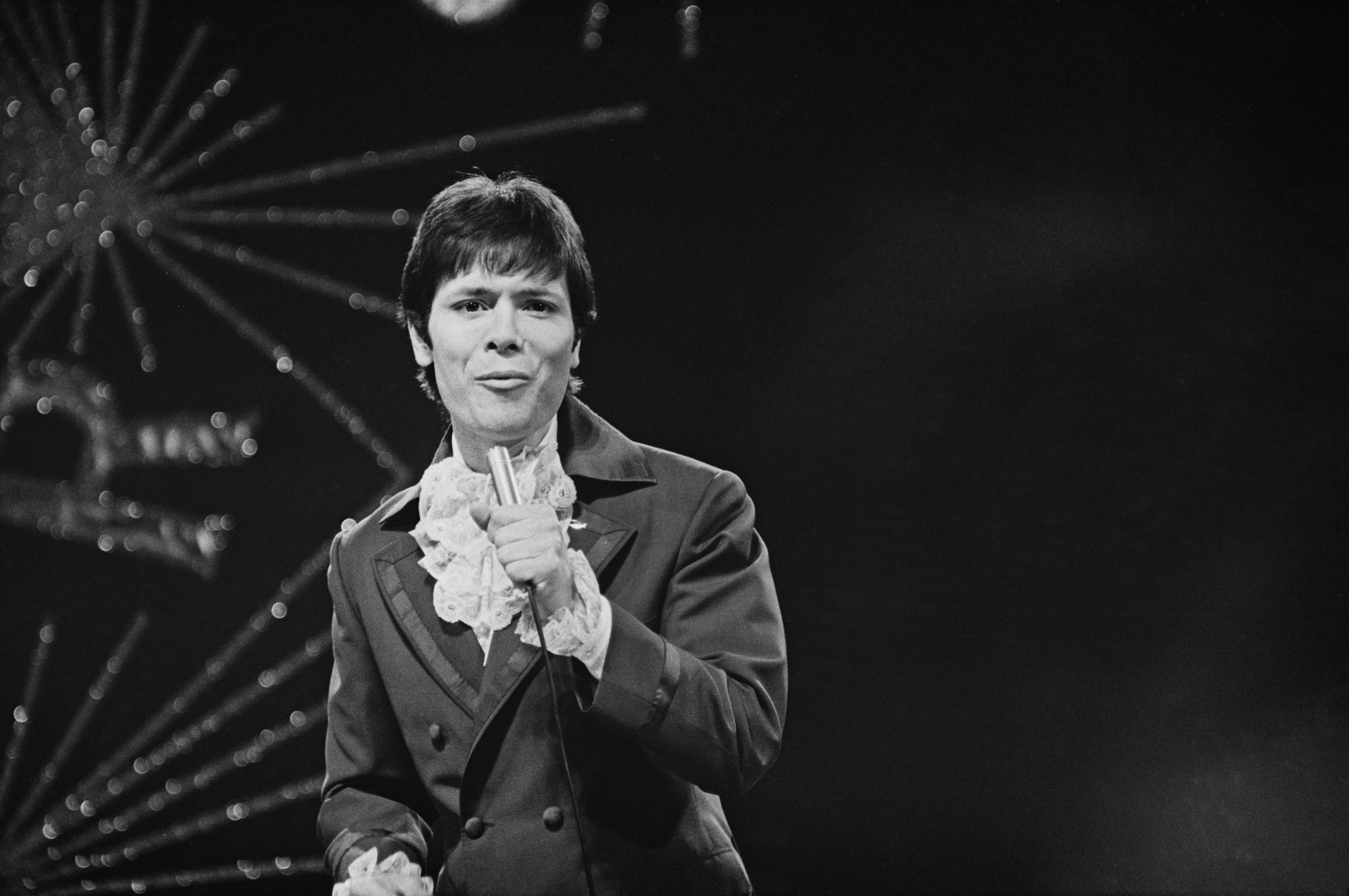 El cantante británico Cliff Richard interpretando la canción que representó al Reino Unido en el Festival de Eurovisión, "Congratulations", en el Royal Albert Hall de Londres, Reino Unido, el 6 de abril de 1968. (Foto de Reg Burkett/Daily Express/Getty Images)
