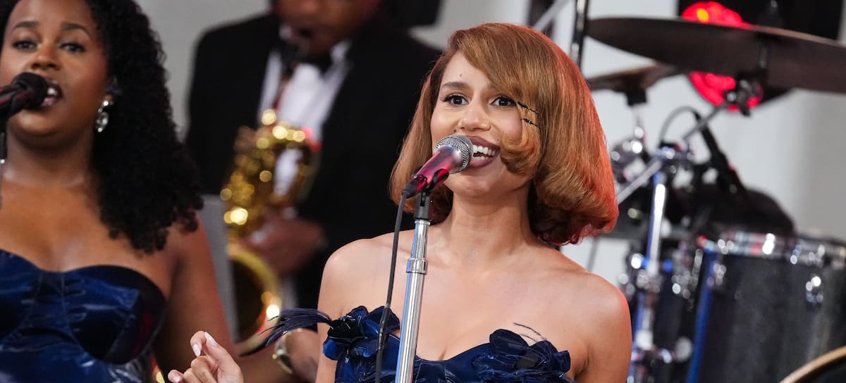 Raye cantando en el Rockefeller Plaza de Nueva York