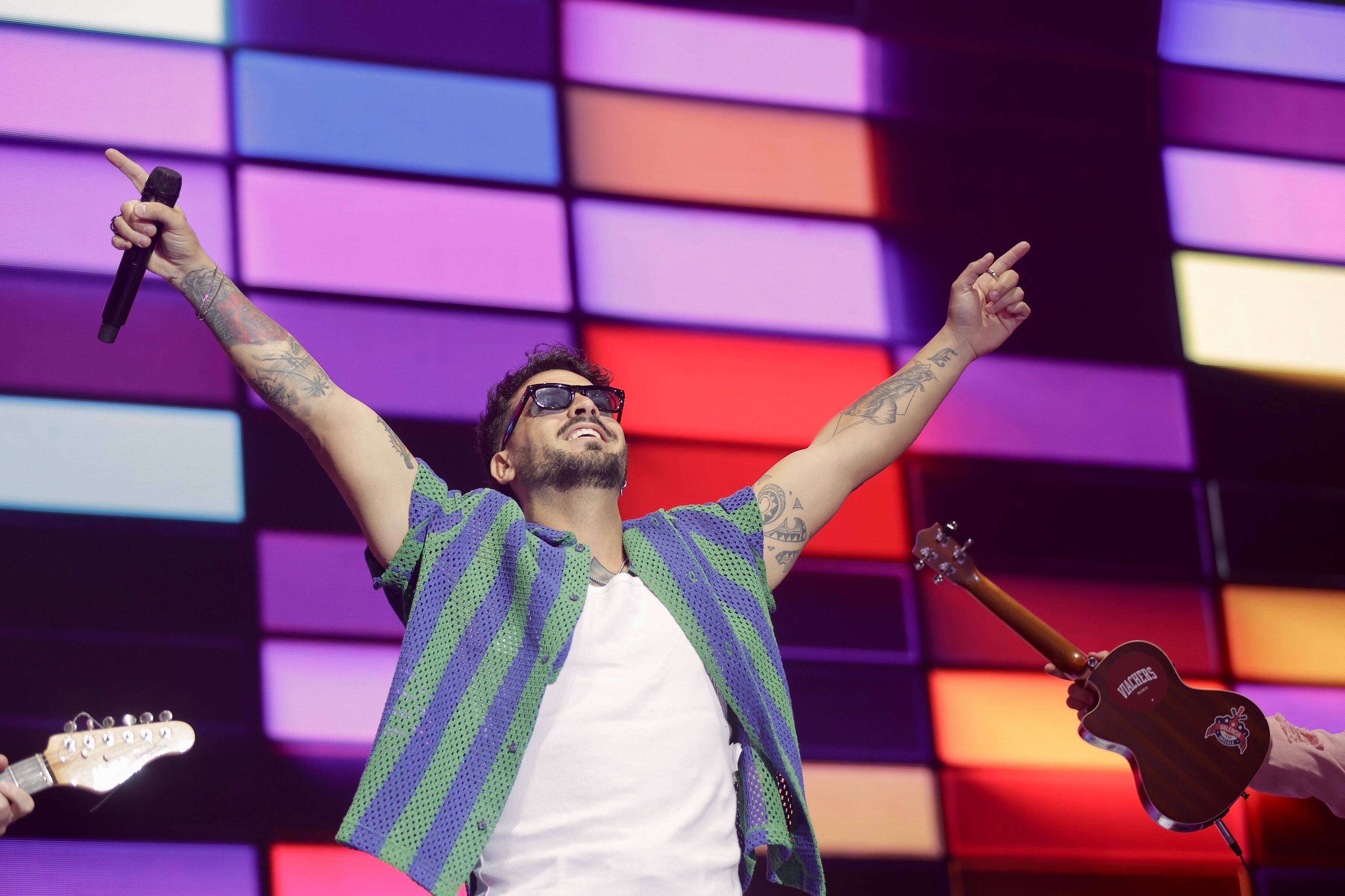 No podemos hablar de primavera y no pensar en Bombai que es el grupo que lleva el buen rollo allá donde va con canciones como 'Vuela', 'Solo si contigo' y 'Festival'.