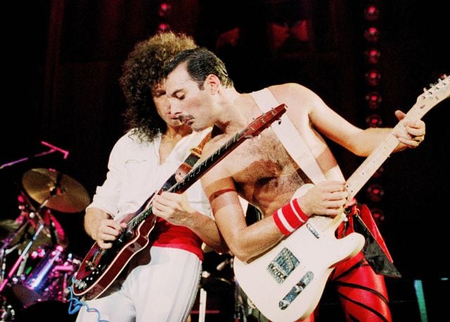 Brian May y Freddie Mercury, actuando en el Wembley Arena en 1984.