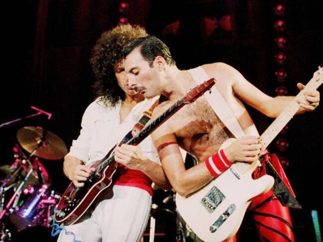 Brian May y Freddie Mercury, actuando en el Wembley Arena en 1984.