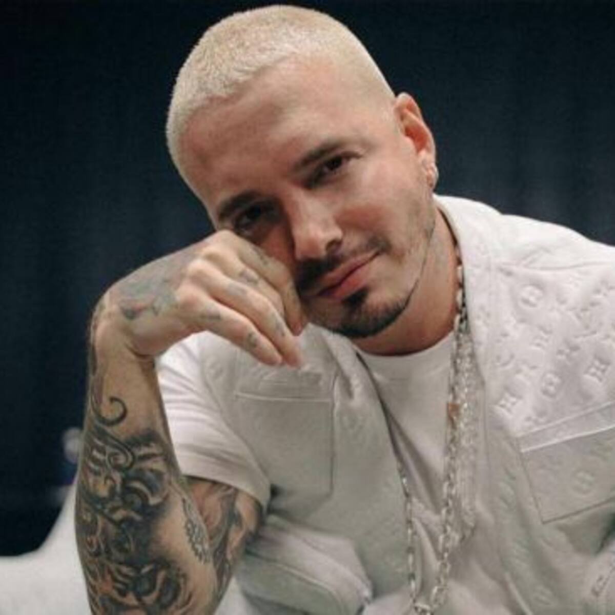 Se burlan de las piernas de J Balvin en redes sociales