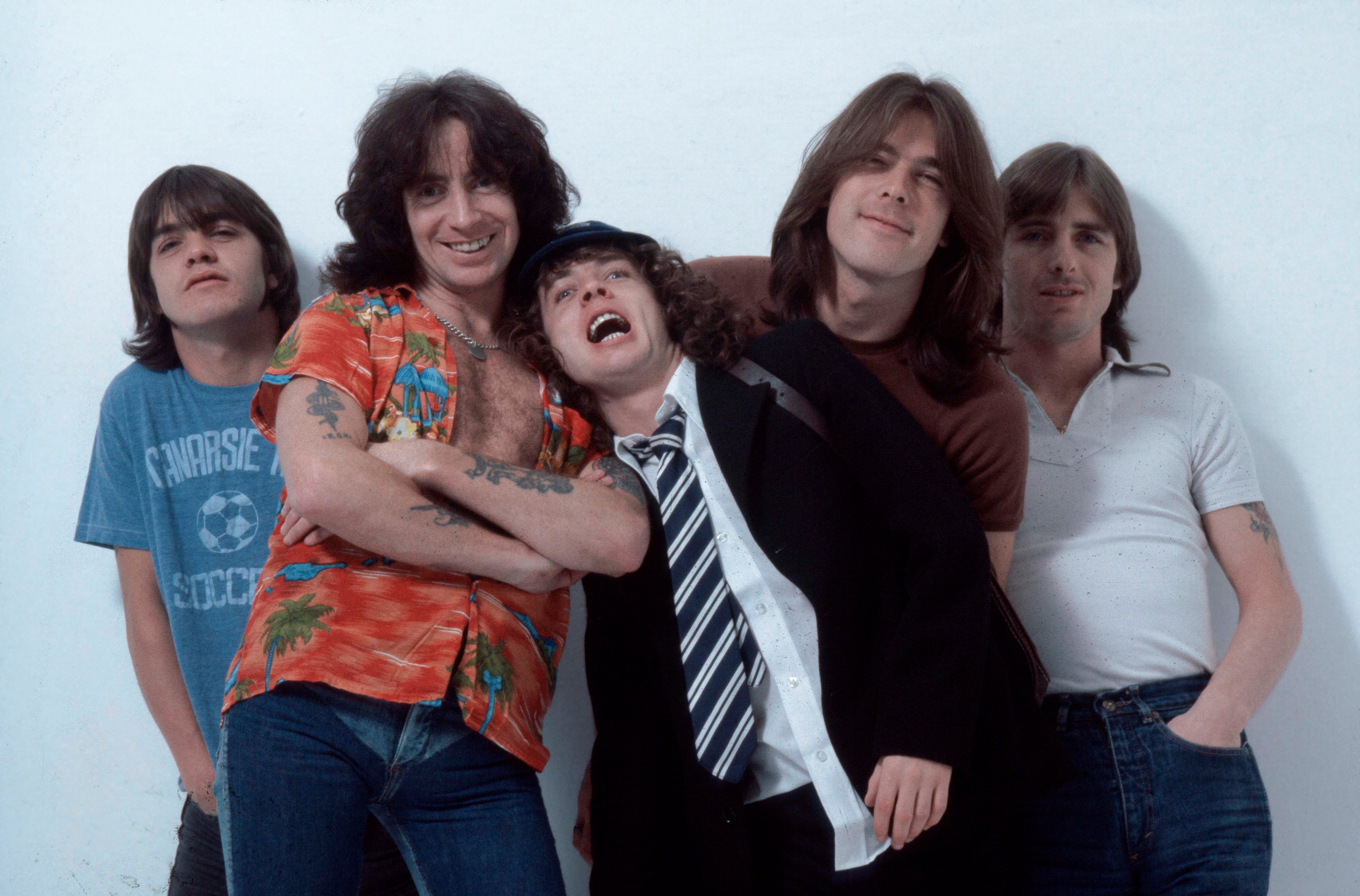 REINO UNIDO - 1 DE AGOSTO: CAMDEN Foto de AC/DC y Malcolm YOUNG y Cliff WILLIAMS y Bon SCOTT y Angus YOUNG y AC/DC y Phil RUDD, de izquierda a derecha: Malcolm Young, Bon Scott, Angus Young, Cliff Williams, Phil Rudd - posando, estudio, foto de grupo (Foto de Fin Costello/Redferns)