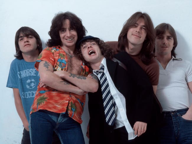 REINO UNIDO - 1 DE AGOSTO: CAMDEN Foto de AC/DC y Malcolm YOUNG y Cliff WILLIAMS y Bon SCOTT y Angus YOUNG y AC/DC y Phil RUDD, de izquierda a derecha: Malcolm Young, Bon Scott, Angus Young, Cliff Williams, Phil Rudd - posando, estudio, foto de grupo (Foto de Fin Costello/Redferns)