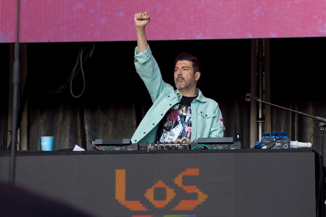 Nuestro Tony Aguilar caldeó el ambiente con el cartel de artistazos que se venía en LOS40 Málaga Pop.