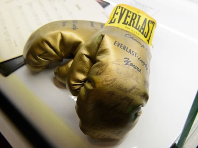 Guantes de boxeo que Ali regaló a Elvis.