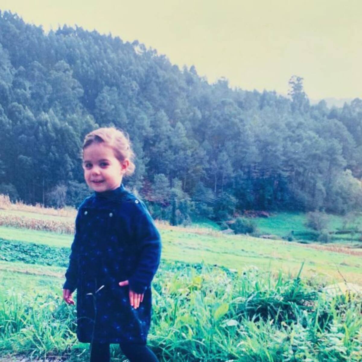 Podemos adivinar quién es esta triunfita de niña por el paisaje
