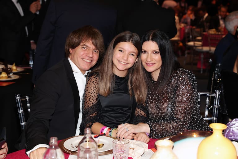 Tras dos décadas de amor, el pasado marzo, Laura Pausini y Paolo Carta se casaron. Él no ha faltado a este homenaje, tampoco su hija Paola. Han vivido este homenaje en familia.