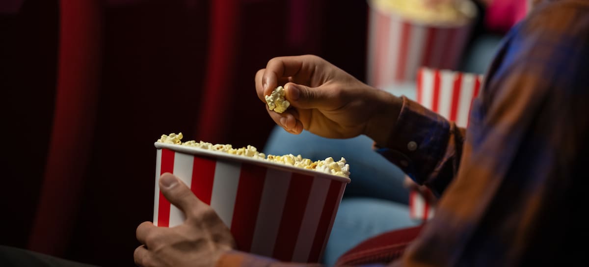 Unos espectadores comiendo palomitas. / Getty