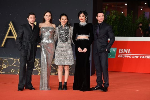 (De izquiera a derecha) Kit Harington, Angelina Jolie, Chloe Zhao, Gemma Chan y Richard Madden durante la presentación de &#039;Eternals&#039; en Roma, Italia, el 24 de octubre de 2021