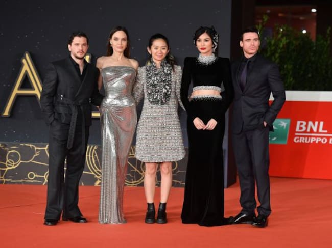(De izquiera a derecha) Kit Harington, Angelina Jolie, Chloe Zhao, Gemma Chan y Richard Madden durante la presentación de 'Eternals' en Roma, Italia, el 24 de octubre de 2021