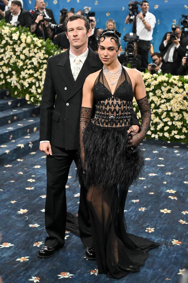 Primer posado oficial de Dua Lipa con Callum Turner. Ella con un Chanel negro de estilo flapper elevado en plumas y transparencias y un peinado muy años 20.