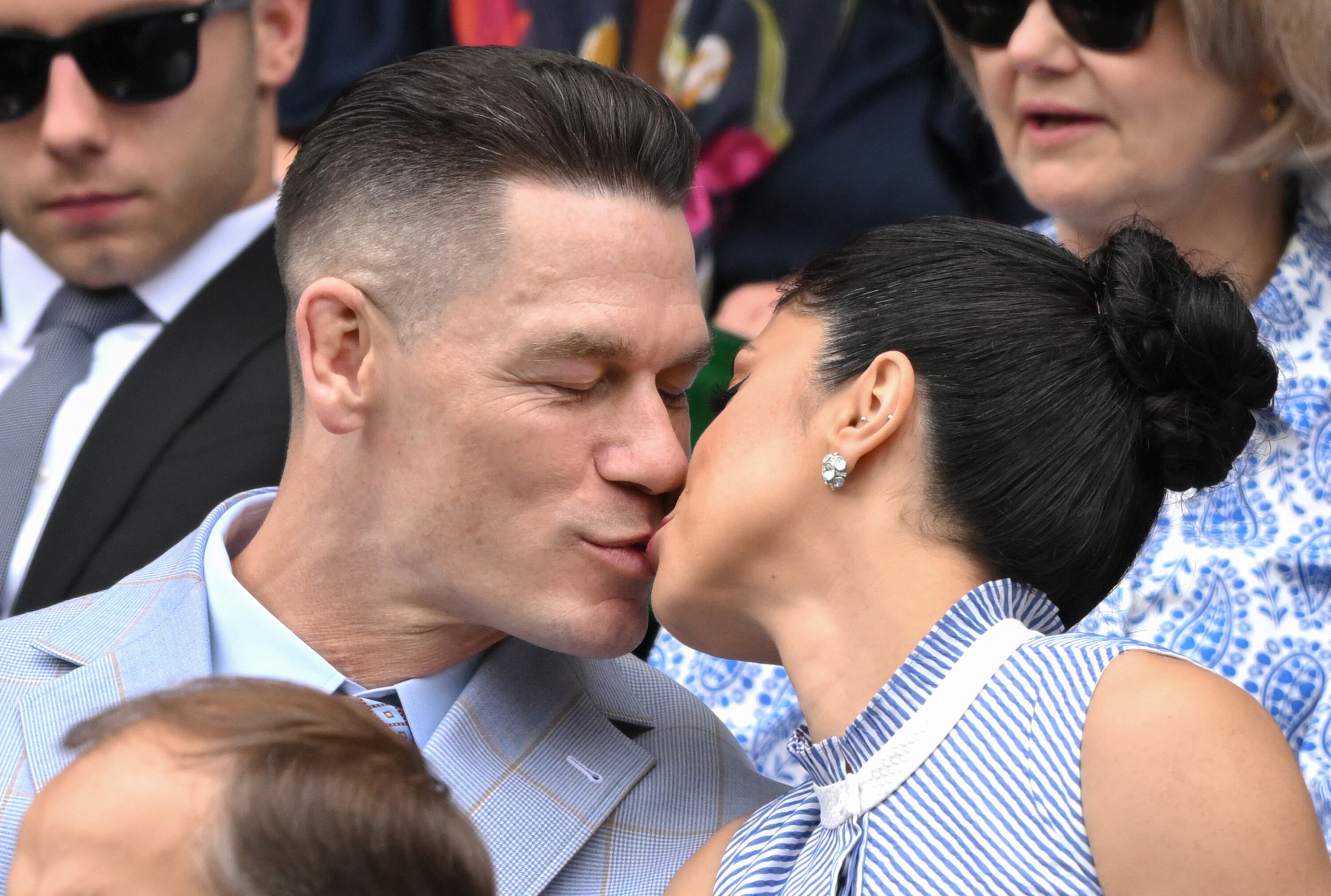 Lo de John Cena y Shay Shariatzadeh fue un flechazo. Se conocieron en 2019, cuando Cena estaba filmando la película ‘Jugando con Fuego’ en Vancouver. Su relación se hizo pública en marzo de 2019, y debutaron en la alfombra roja unos meses después. Al año siguiente se dieron el ‘sí, quiero’ en una ceremonia privada que repitieron más tarde en 2022. Y sí, no hay más que verles para darse cuenta de que viven en una perpetua honeymoon.