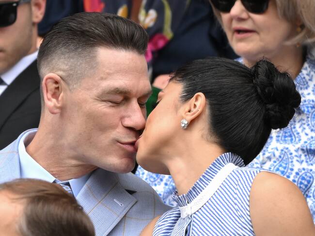 Lo de John Cena y Shay Shariatzadeh fue un flechazo. Se conocieron en 2019, cuando Cena estaba filmando la película ‘Jugando con Fuego’ en Vancouver. Su relación se hizo pública en marzo de 2019, y debutaron en la alfombra roja unos meses después. Al año siguiente se dieron el ‘sí, quiero’ en una ceremonia privada que repitieron más tarde en 2022. Y sí, no hay más que verles para darse cuenta de que viven en una perpetua honeymoon.