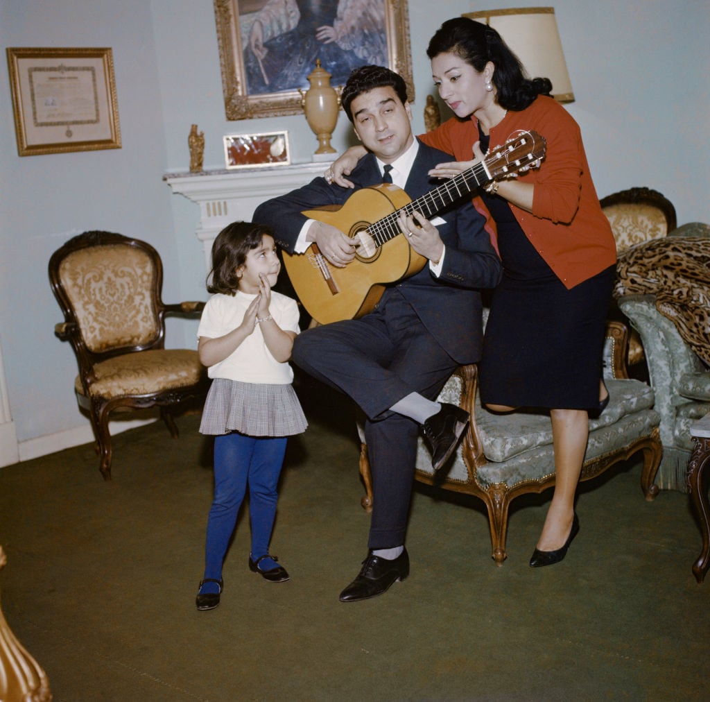 Lola Flores, en familia con Antonio Gonzalez y su primera hija, Lolita, en 1963.