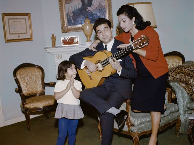 Lola Flores, en familia con Antonio Gonzalez y su primera hija, Lolita, en 1963.