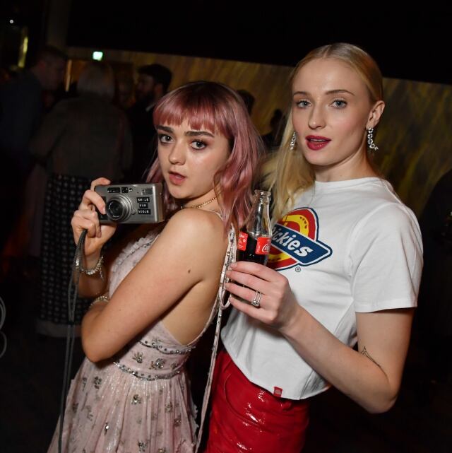 Maisie Williams y Sophie Turner se divierten en la premiere de la última temporada de Juego de Tronos