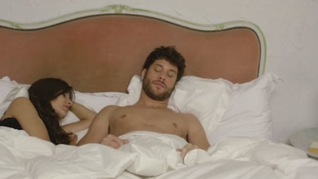 Un frame del videoclip de 'Ni la Hora', en el que Ana y el actor José Lamuño comparten cama.
