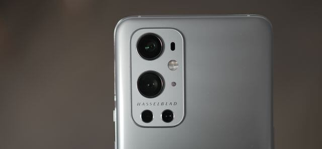 El modulo de cámaras es elegante y luce el logo de 'Hasselblad'.