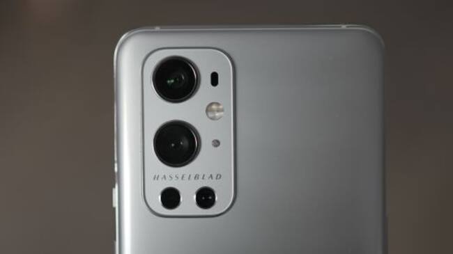 El modulo de cámaras es elegante y luce el logo de 'Hasselblad'.