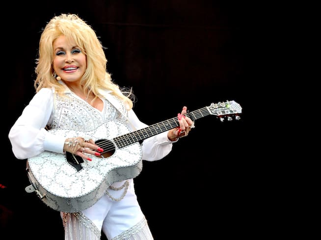 Dolly Parton, la reina de la música country, durante su actuación en  Glastonbury Festival en 2014.