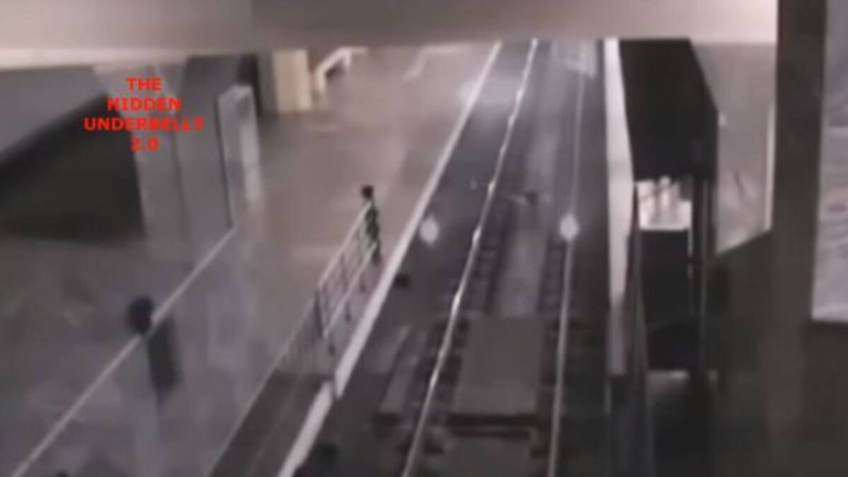 Mirá el terrorífico video del tren fantasma que llega a la estación