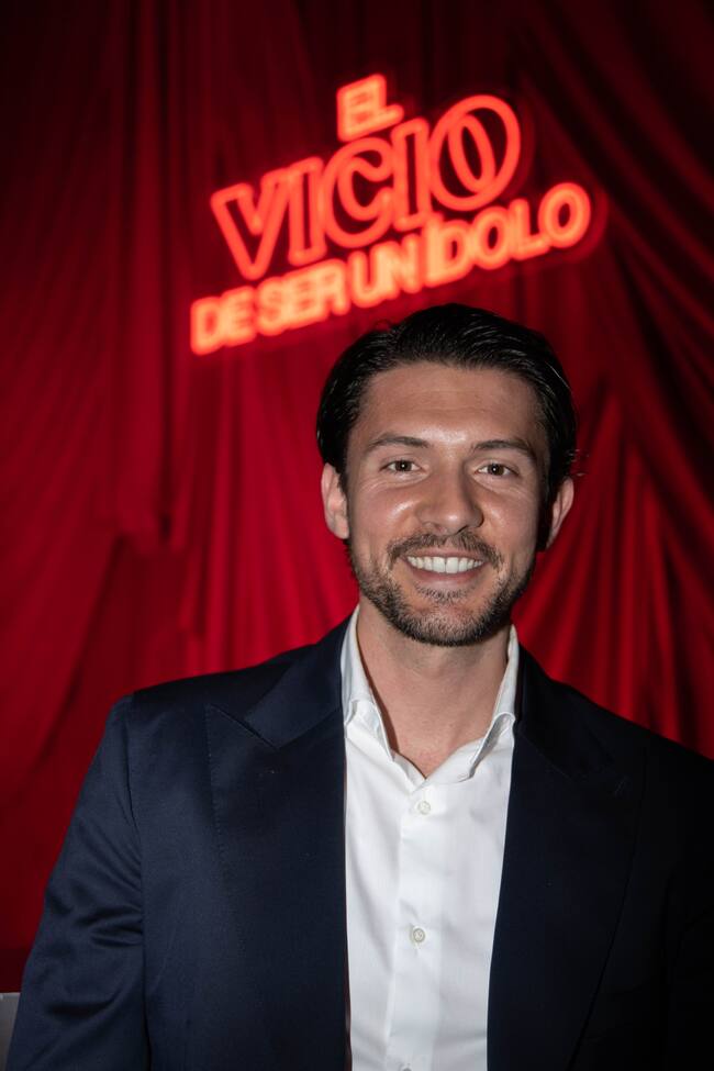 Otro que se sumó a la fiesta de comer hamburguesas y patatas fritas fue Carlos Right que, parece que ha dejado la música, pero no las fiestas.