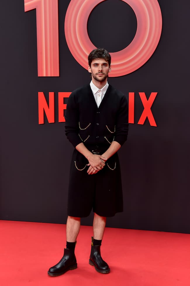 Sin duda, 'Élite', se convirtió en una de las grandes canteras de una generación y Álvaro Rico formaba parte. Se ha atrevido por traje con pantalón corto.