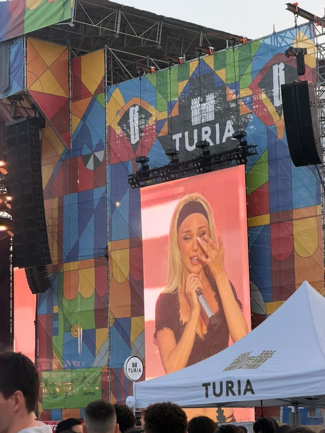 Ana Mena llorando durante su actuación en el Big Sound Festival, Asturias. / LOS40