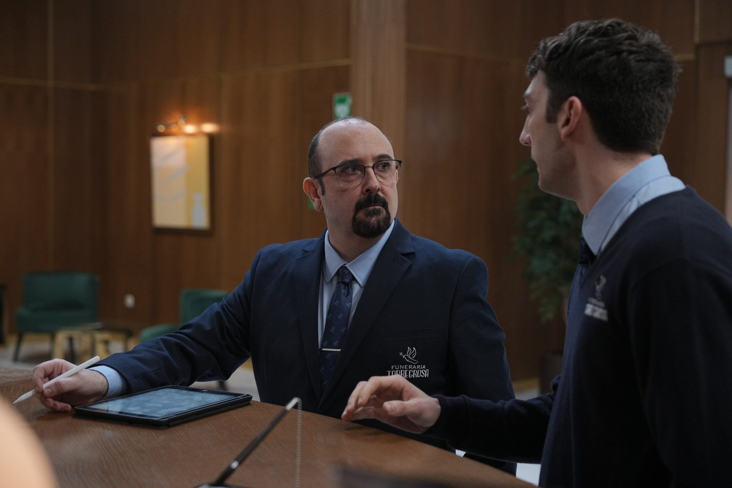 Un fotograma de la segunda temporada de 'Muertos S.L.'