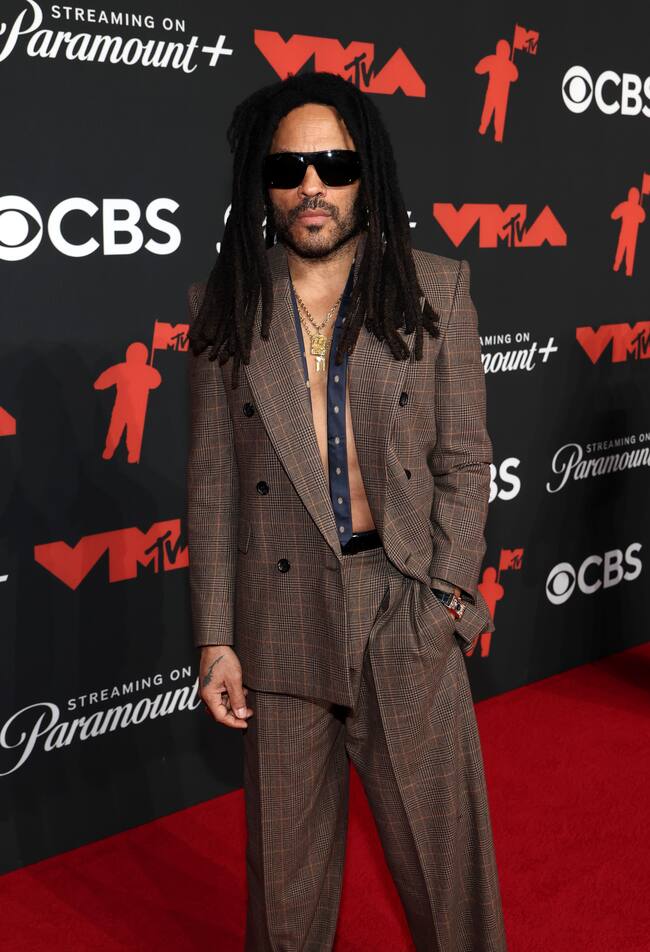 Otro de los artistas que no dudó en mostrar torso fue Lenny Kravitz que prescindió de la camisa para su traje de Saint Laurent. Lo que no se olvidó fueron sus gafas de sol.