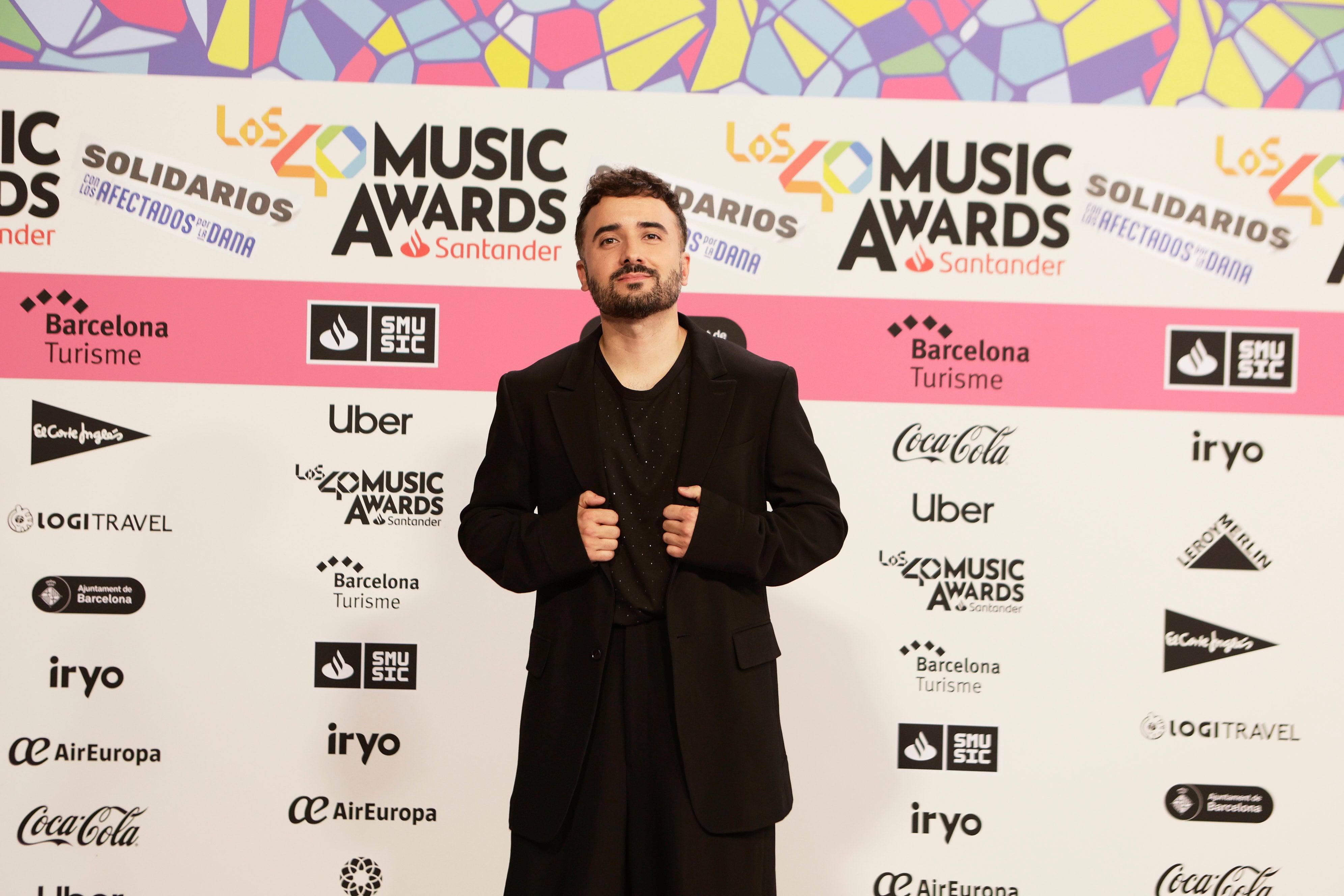 El locutor de LOS40 España y del podcast &#039;Hoy en LOS40&#039; lo ha apostado todo al negro con un look oversize muy chulo.