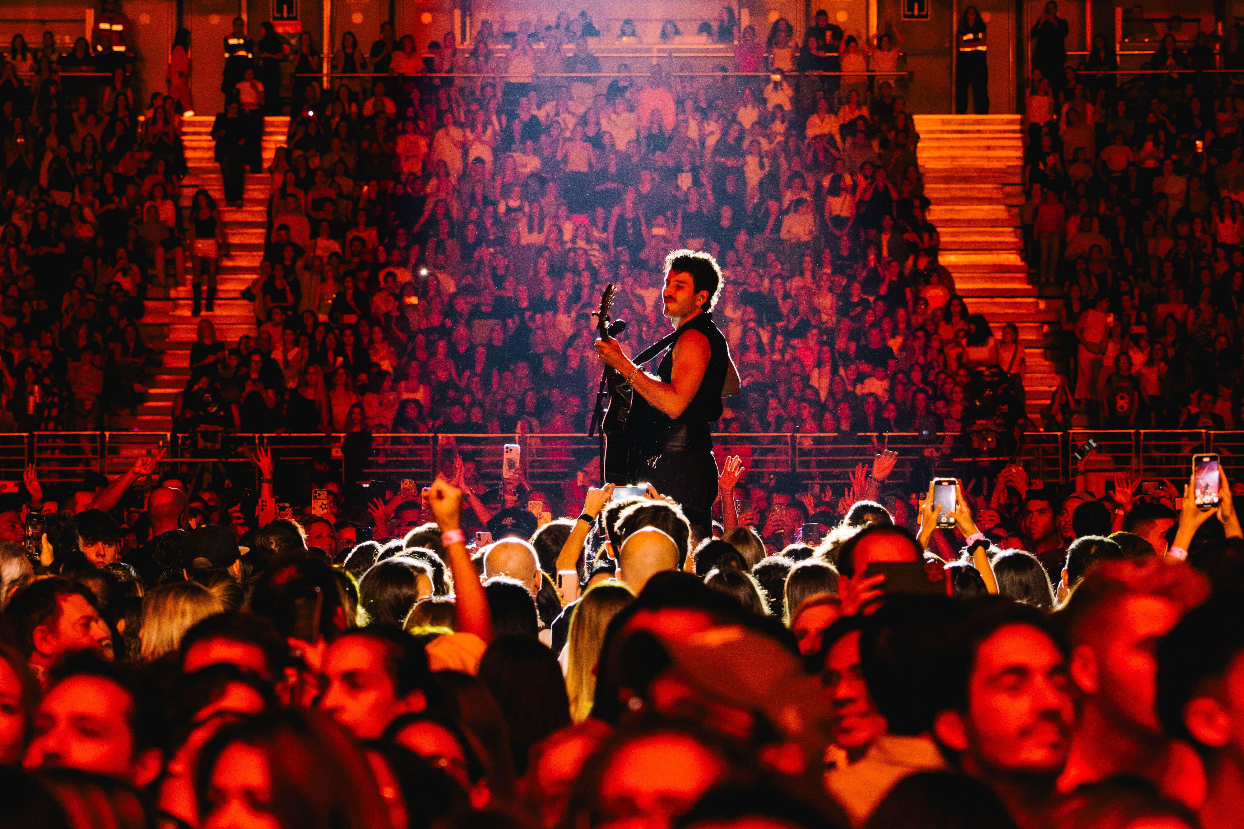 Sebastián Yatra en el escenario secundario de su concierto en Madrid. / Arturo de Lucas