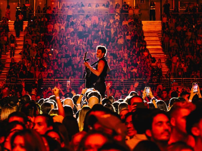 Sebastián Yatra en el escenario secundario de su concierto en Madrid. / Arturo de Lucas